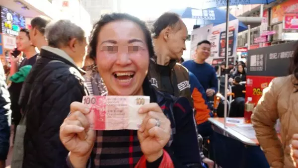 怪客天台撒錢 逾百途人哄搶 !