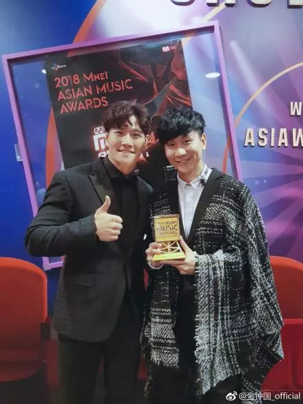 EXO沒有出席MAMA?趁機安利茶蛋們的五輯主打《love shot》吧