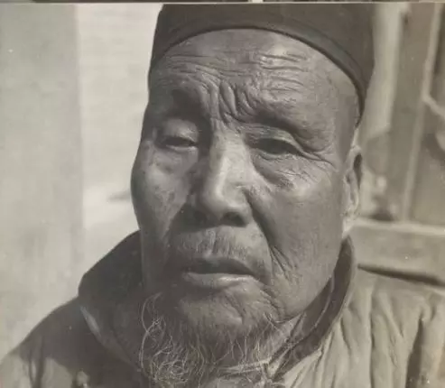 在清朝結束後「最後的老太監」照 臉上刻劃最後男人的微笑尊嚴...剩下的1000個變成寺廟遊民