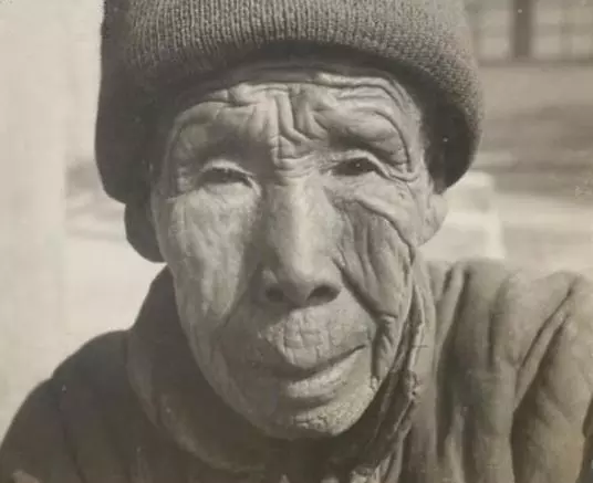 在清朝結束後「最後的老太監」照 臉上刻劃最後男人的微笑尊嚴...剩下的1000個變成寺廟遊民