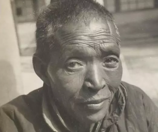 在清朝結束後「最後的老太監」照 臉上刻劃最後男人的微笑尊嚴...剩下的1000個變成寺廟遊民