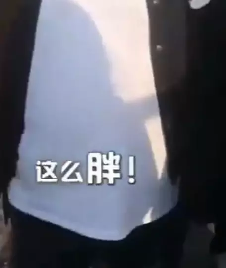 這位小小哥乖乖排隊等地鐵 後面大叔秀下限:這麼胖還來擠哦?