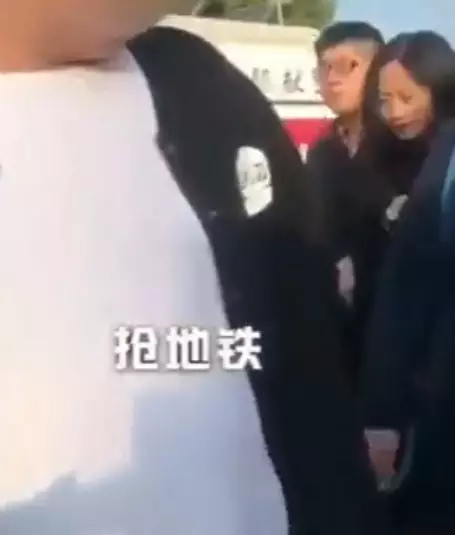 這位小小哥乖乖排隊等地鐵 後面大叔秀下限:這麼胖還來擠哦?