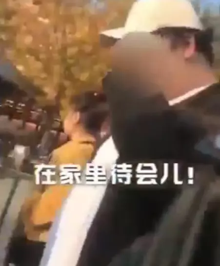 這位小小哥乖乖排隊等地鐵 後面大叔秀下限:這麼胖還來擠哦?