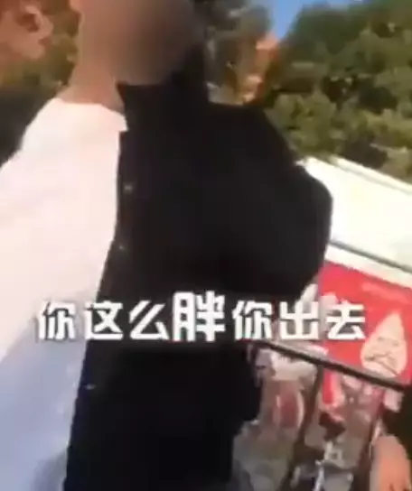 這位小小哥乖乖排隊等地鐵 後面大叔秀下限:這麼胖還來擠哦?