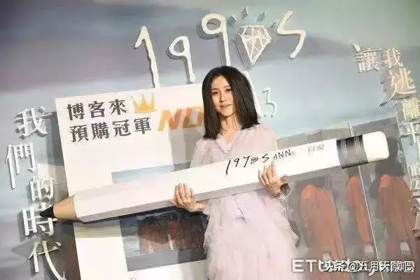 五月天聽白安新歌,制式化回答:很棒,很好聽!