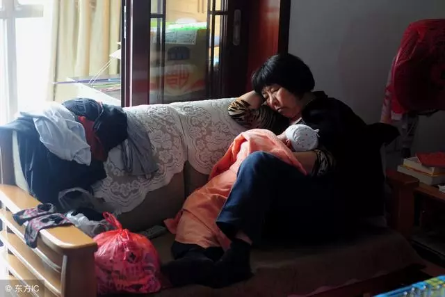 我生了一個女兒,每個月花六千請婆婆幫忙看,打開監控我驚叫起來