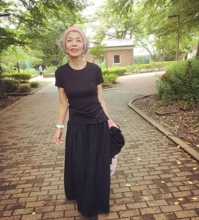 60歲老太太靠日常穿搭走紅ins,一張照片獲8000萬點贊!