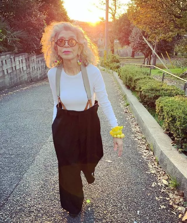 60歲老太太靠日常穿搭走紅ins,一張照片獲8000萬點贊!
