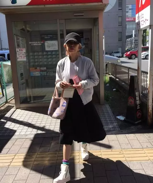 60歲老太太靠日常穿搭走紅ins,一張照片獲8000萬點贊!