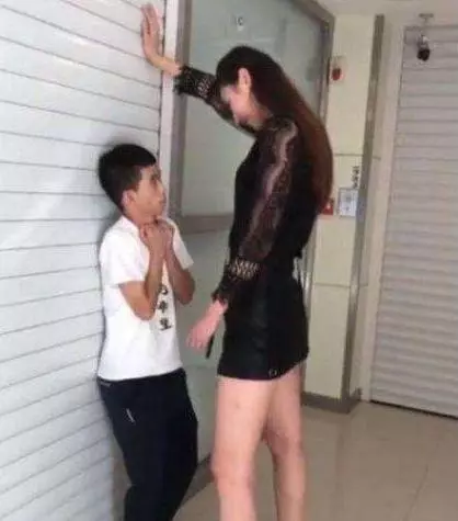 男子娶2米高媳婦,朋友誇他運氣好,婚後夫妻生活很尷尬!