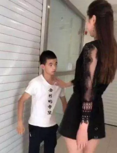 男子娶2米高媳婦,朋友誇他運氣好,婚後夫妻生活很尷尬!