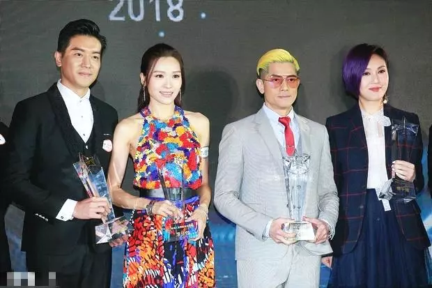 53歲郭富城一頭金發亮瞎眼,一看到他的指甲才是徹底跪了!