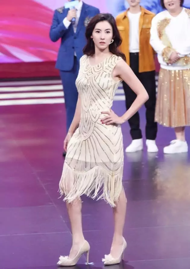 張柏芝長著20歲的臉,卻有40歲的腿,全是「梯子裙」惹的禍!