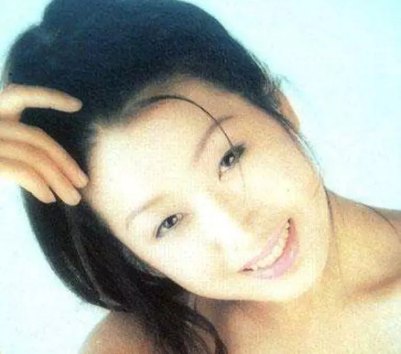 曾經紅過王菲,嫁入豪門後淡出樂壇,今46歲堅持公益受人尊敬!