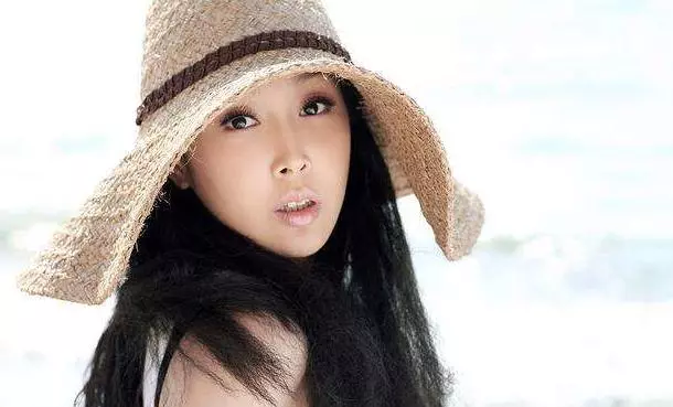 曾經紅過王菲,嫁入豪門後淡出樂壇,今46歲堅持公益受人尊敬!
