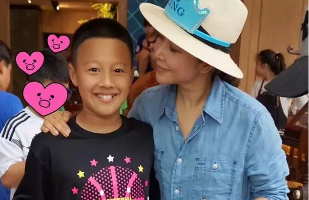 曾經紅過王菲,嫁入豪門後淡出樂壇,今46歲堅持公益受人尊敬!