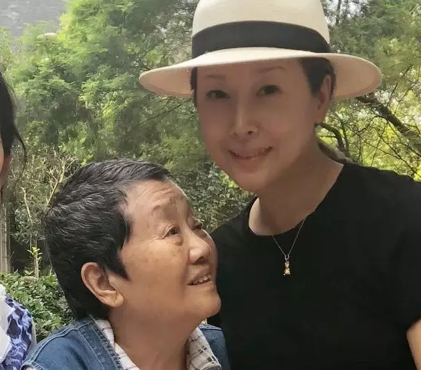 曾經紅過王菲,嫁入豪門後淡出樂壇,今46歲堅持公益受人尊敬!