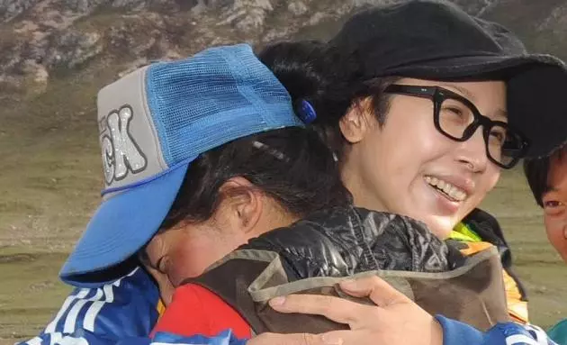 曾經紅過王菲,嫁入豪門後淡出樂壇,今46歲堅持公益受人尊敬!
