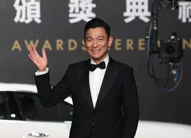 劉德華給「小鮮肉」頒獎,他們卻不把天王當回事,一臉不屑全程無視,網友:「真沒禮貌」!