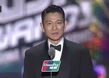 劉德華給「小鮮肉」頒獎,他們卻不把天王當回事,一臉不屑全程無視,網友:「真沒禮貌」!