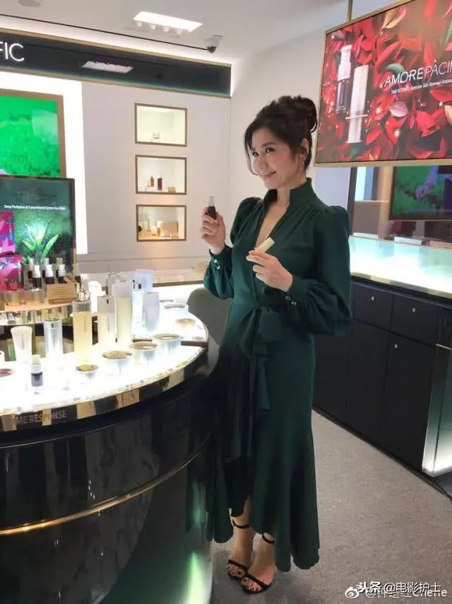 58歲鐘楚紅近況曝光,曾是周潤發最佳女搭檔,47歲守寡至今未再婚!