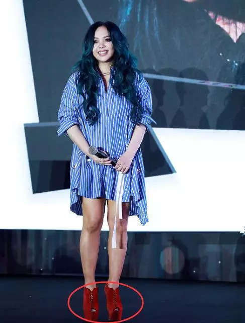 張惠妹踩10公分紅色驢蹄現身,卻醜出新高度!網友:腿粗得辣眼!