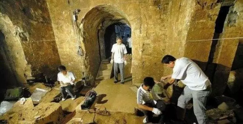 工地挖出千年古墓,棺材上寫著「開者即亡」,專家打開後嘖嘖稱嘆!