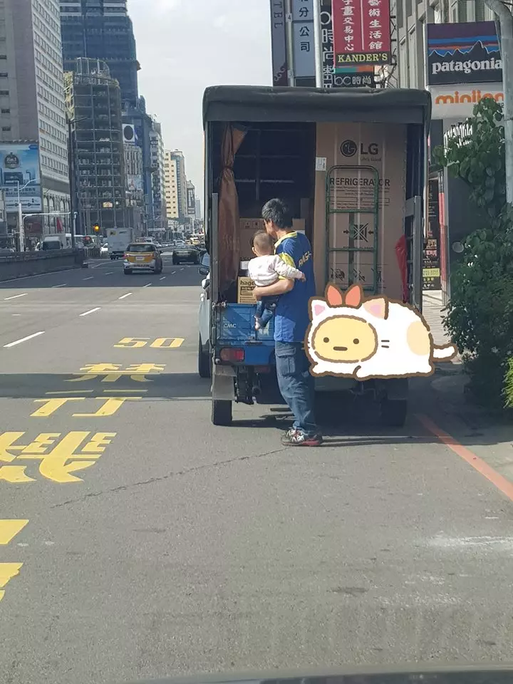 為了養活全家!他在豔陽下「單手抱孩子邊送貨」 偉大父愛惹哭網友:艱苦人的心酸誰懂
