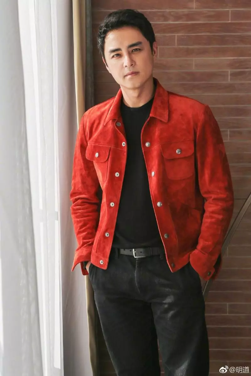 零下10度!明道見女伴「穿裸肩禮服」一路在旁保護 下台後「他立馬伸出手」簡直暖男❤