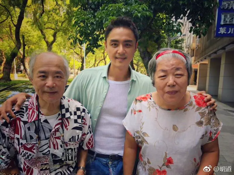 零下10度!明道見女伴「穿裸肩禮服」一路在旁保護 下台後「他立馬伸出手」簡直暖男❤