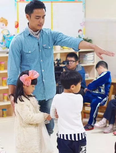 零下10度!明道見女伴「穿裸肩禮服」一路在旁保護 下台後「他立馬伸出手」簡直暖男❤