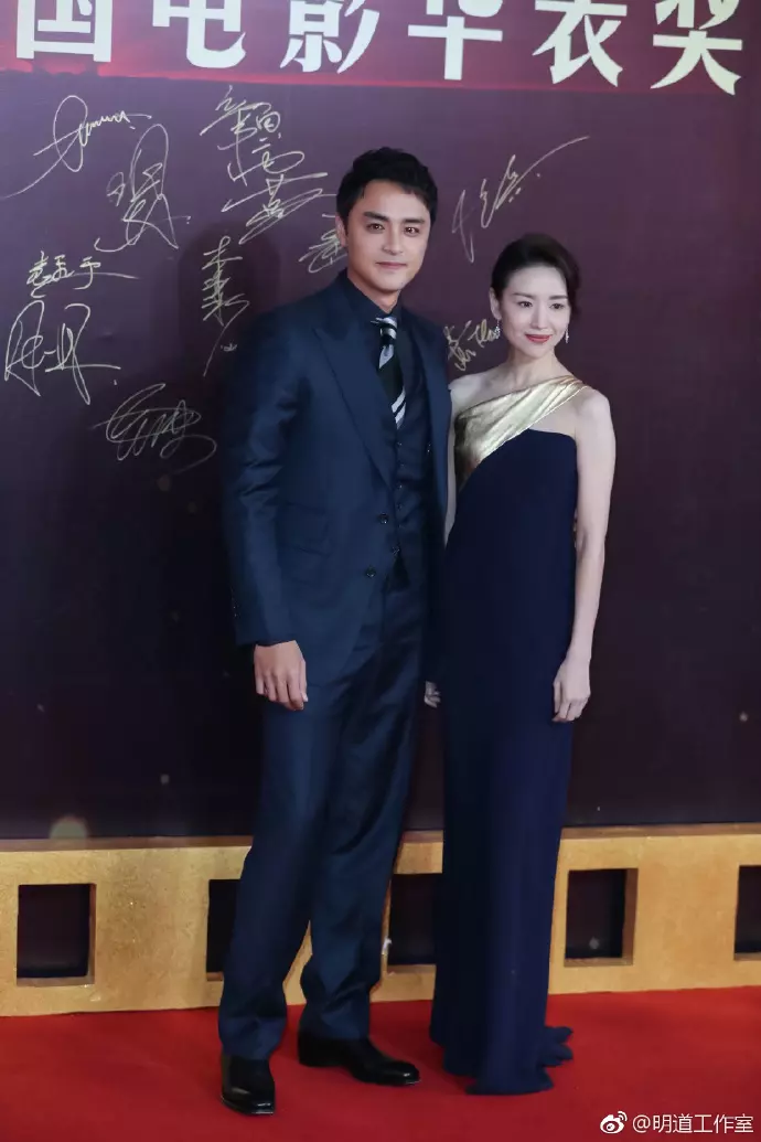 零下10度!明道見女伴「穿裸肩禮服」一路在旁保護 下台後「他立馬伸出手」簡直暖男❤
