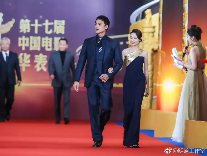 零下10度!明道見女伴「穿裸肩禮服」一路在旁保護 下台後「他立馬伸出手」簡直暖男❤