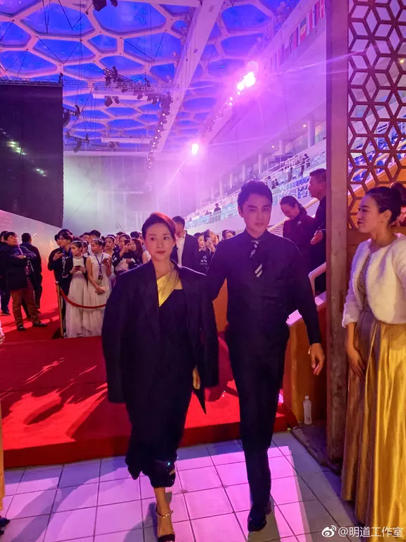 零下10度!明道見女伴「穿裸肩禮服」一路在旁保護 下台後「他立馬伸出手」簡直暖男❤
