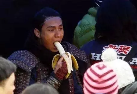 明星罕見片場搞怪照!胡歌老不正經,看完知道爲什麽吳奇隆會娶劉詩詩了!