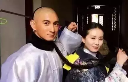 明星罕見片場搞怪照!胡歌老不正經,看完知道爲什麽吳奇隆會娶劉詩詩了!