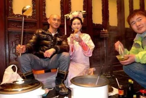明星罕見片場搞怪照!胡歌老不正經,看完知道爲什麽吳奇隆會娶劉詩詩了!