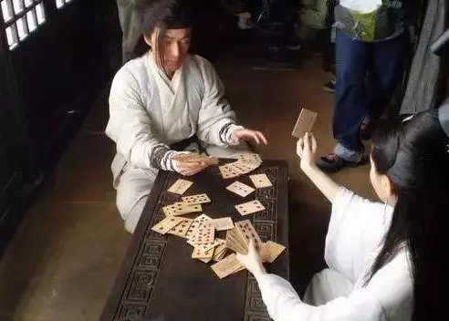 明星罕見片場搞怪照!胡歌老不正經,看完知道爲什麽吳奇隆會娶劉詩詩了!