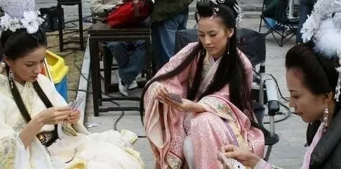 明星罕見片場搞怪照!胡歌老不正經,看完知道爲什麽吳奇隆會娶劉詩詩了!