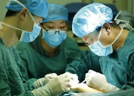 25歲女子連生三胎都是兔唇,醫生查出真相,女子怒打婆婆!