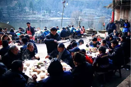 母親60大壽,我送衣服,弟媳笑我摳門,母親掀開衣兜,弟媳紅了臉