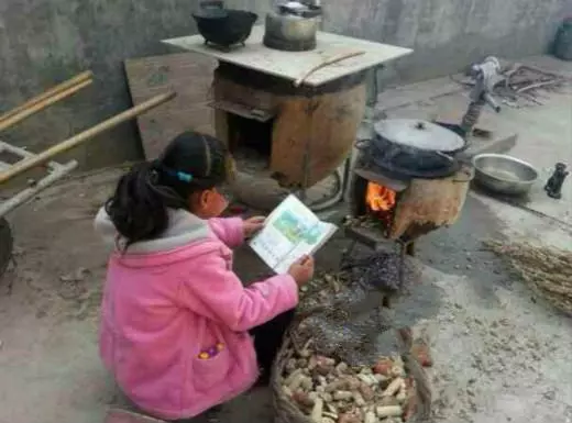 繼母辛苦將我養大,我每月寄2000給她,回家看到一張單子,我哭了