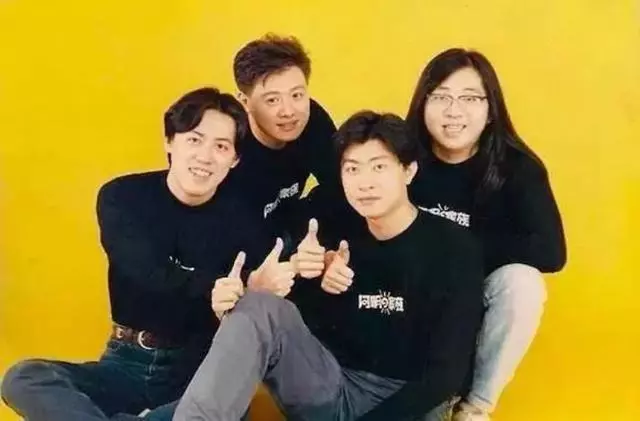 隱藏了19年,50歲遊鴻明大女兒近照曝光,引線民瘋狂追捧叫岳父!而看過了他的妻子,才知道為什麼他要隱退娛樂圈!