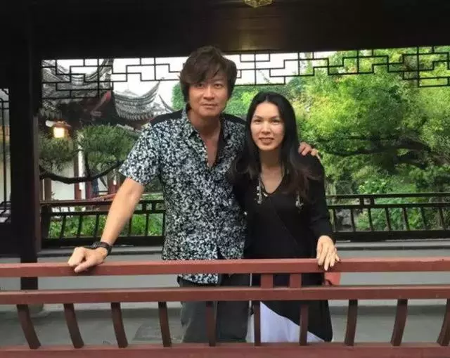 隱藏了19年,50歲遊鴻明大女兒近照曝光,引線民瘋狂追捧叫岳父!而看過了他的妻子,才知道為什麼他要隱退娛樂圈!