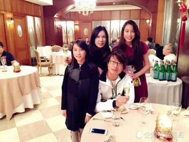 隱藏了19年,50歲遊鴻明大女兒近照曝光,引線民瘋狂追捧叫岳父!而看過了他的妻子,才知道為什麼他要隱退娛樂圈!