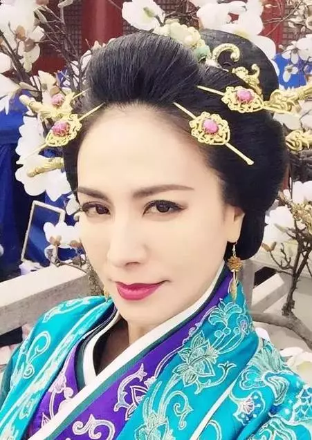 田麗:「不能給我愛情,還來分我的麵包」51歲勇敢離婚2次的她,依舊美如仙