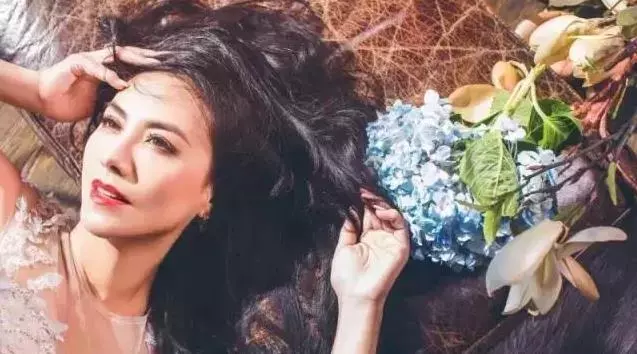 田麗:「不能給我愛情,還來分我的麵包」51歲勇敢離婚2次的她,依舊美如仙