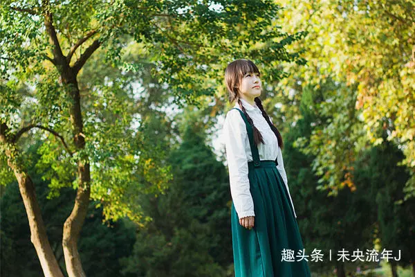 姑娘婚後懷孕,窮姐姐去看望,吃飯時彎腰撿筷子,妹妹兩眼汪汪