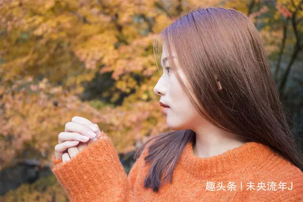 姑娘婚後懷孕,窮姐姐去看望,吃飯時彎腰撿筷子,妹妹兩眼汪汪